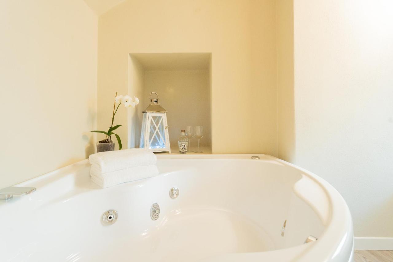 Romantic Escape Centre With Jacuzzi & Parking By Rent Como