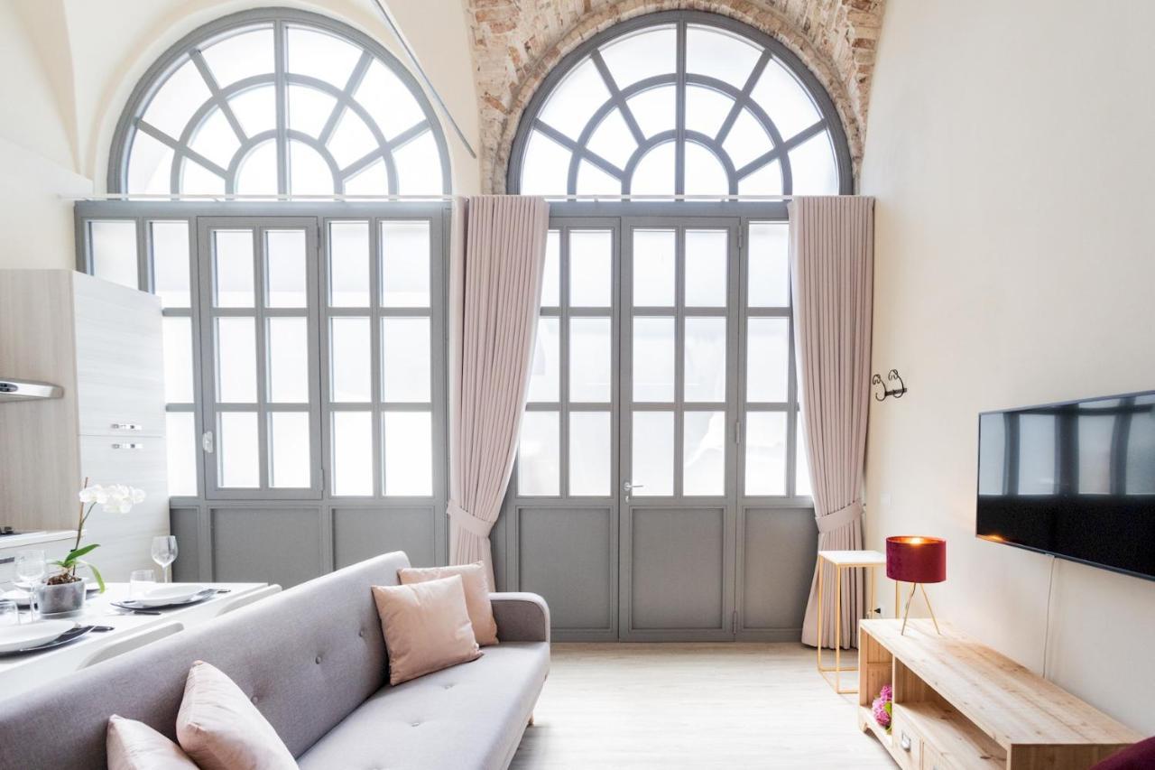 Romantic Escape Centre With Jacuzzi & Parking By Rent Apartment