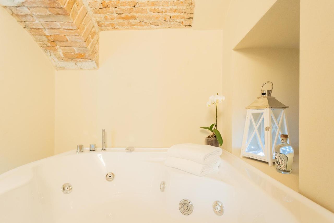 Apartment Romantic Escape Centre With Jacuzzi & Parking By Rent Como