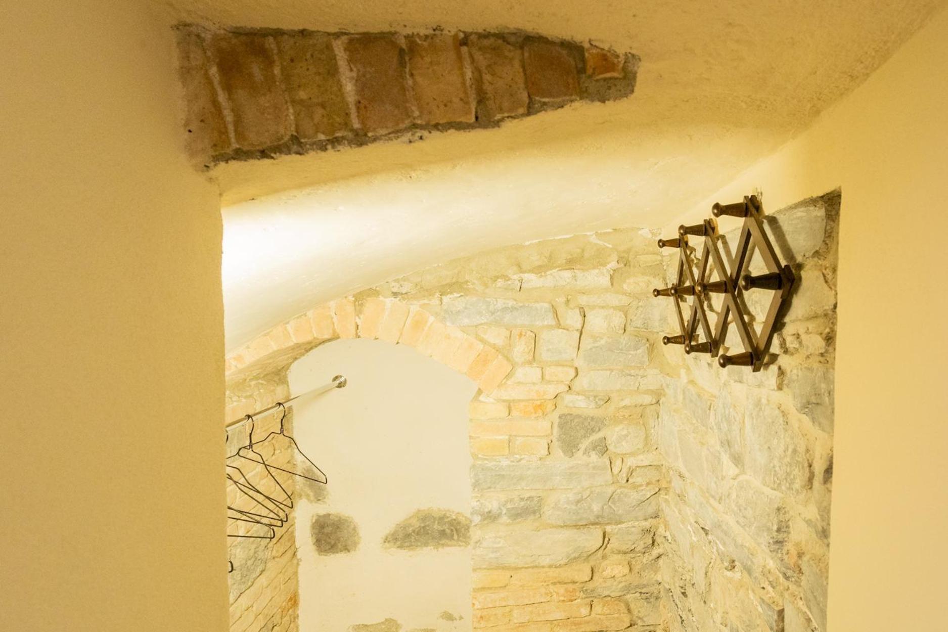 Romantic Escape Centre With Jacuzzi & Parking By Rent Como
