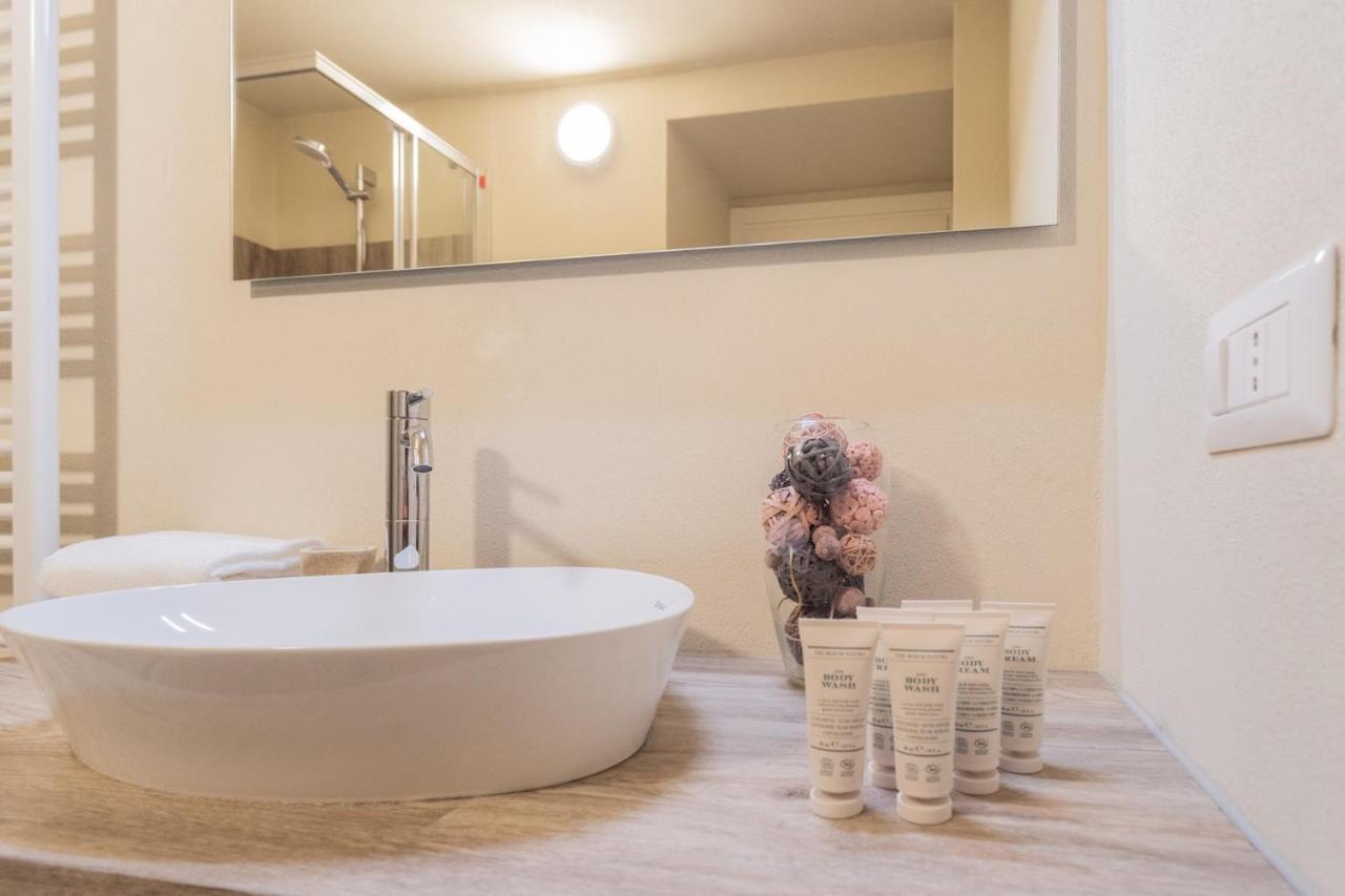 Romantic Escape Centre With Jacuzzi & Parking By Rent * Como