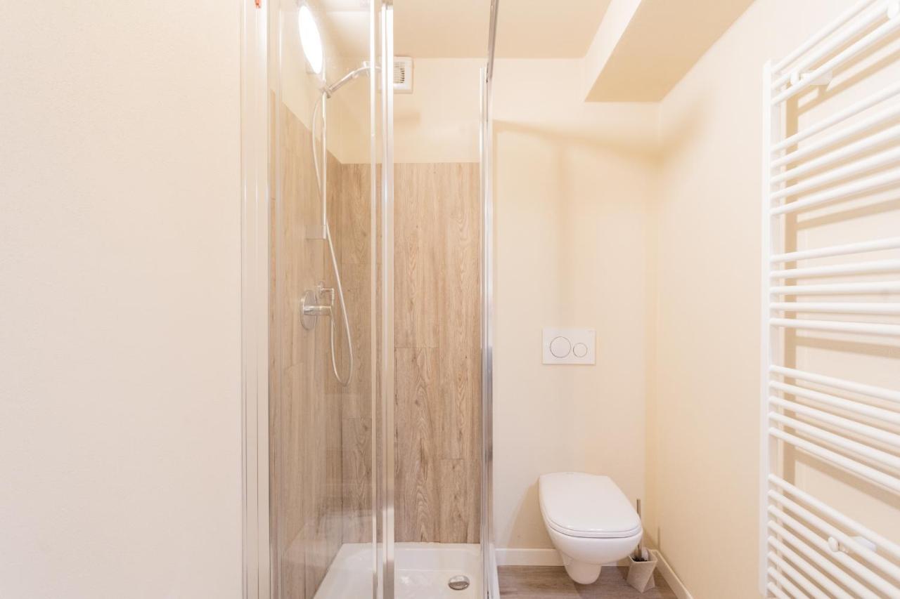 Romantic Escape Centre With Jacuzzi & Parking By Rent Apartment