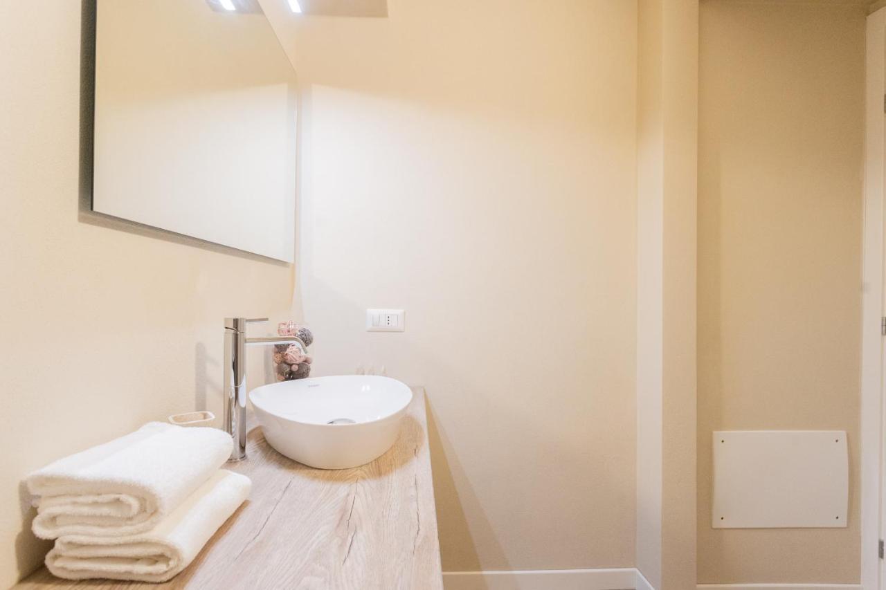 Romantic Escape Centre With Jacuzzi & Parking By Rent Apartment